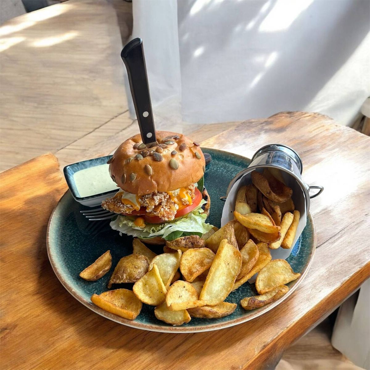 Burger de Pui Crispy cu Branza Cheddar, cartofi Maloka si Sos de Usturoi 380/180/40g